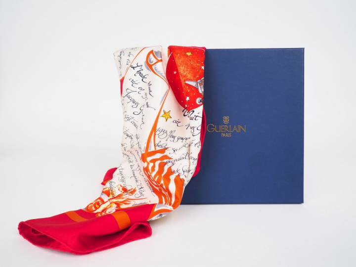 GUERLAIN. "Flacons de parfum". Foulard en soie dans sa boite, signé.