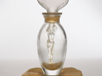 Vente aux enchères Vicky TIEL. Flacon de parfum en verre à décor de jeune femme et de coq