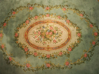 Vente aux enchères Grand tapis en laine de style Louis XVI à décor de guirlandes de fleur