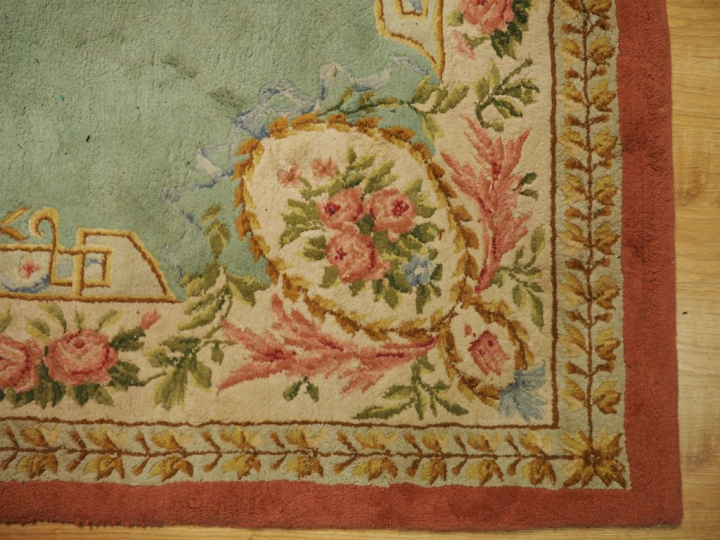 Grand tapis en laine de style Louis XVI à décor de guirlandes de fleur