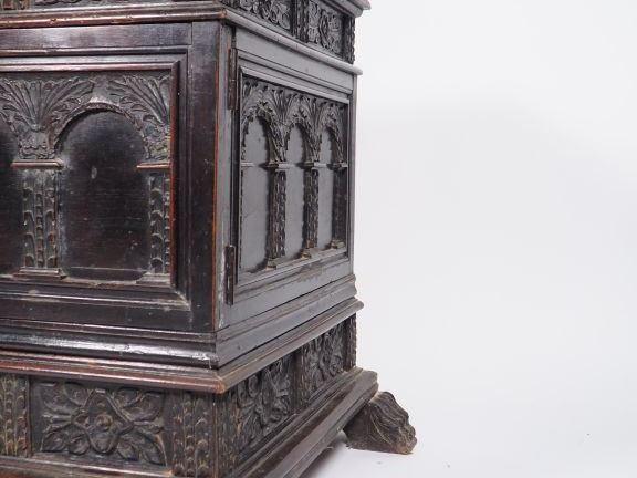 Grand coffre de style Haute-Epoque en noyer mouluré et sculpté, à déco