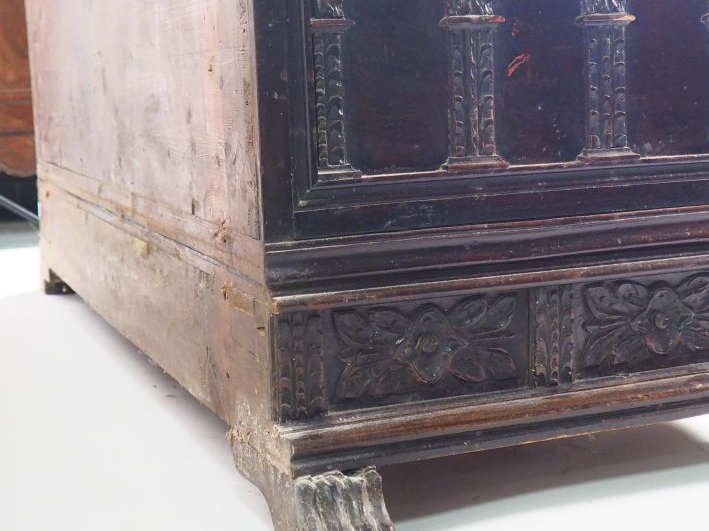Grand coffre de style Haute-Epoque en noyer mouluré et sculpté, à déco