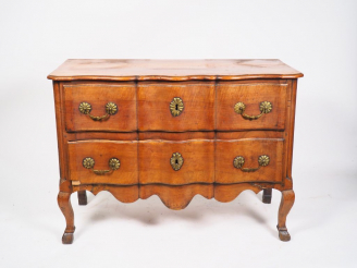 Vente aux enchères Commode Régence en noyer, ouvrant à deux tiroirs, dessus plateau bois,