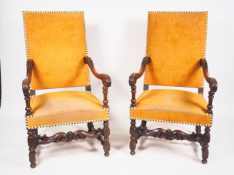 Vente aux enchères Paire de fauteuils à bras Louis XIII en bois mouluré et sculpté, garni