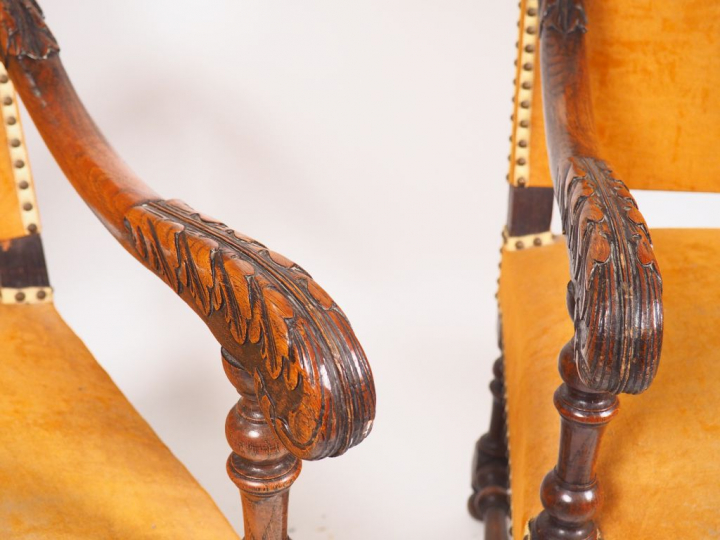 Paire de fauteuils à bras Louis XIII en bois mouluré et sculpté, garni