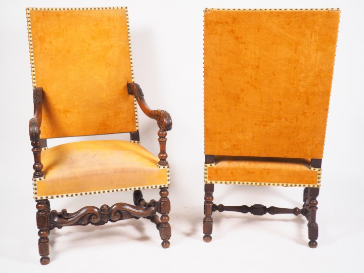 Paire de fauteuils à bras Louis XIII en bois mouluré et sculpté, garni