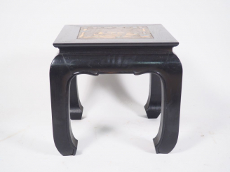 Vente aux enchères Guéridon de style Extrême-Orient en bois noirci, plateau peint. Dim. 5