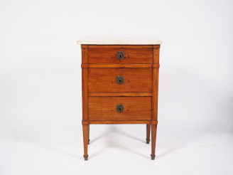 Vente aux enchères Chiffonnier XIXème en noyer (?) ouvrant à trois tiroirs, dessus marbre