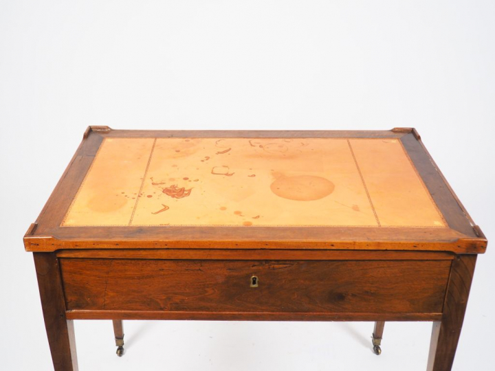 Table XIXème en noyer, plateau amovible laissant apparaître un dessus 