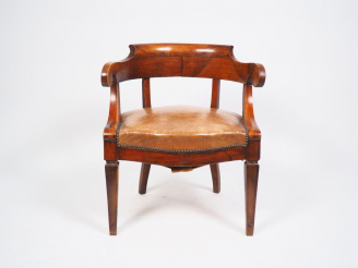 Vente aux enchères Fauteuil de bureau gondole XIXème en noyer, garniture de cuir marron.