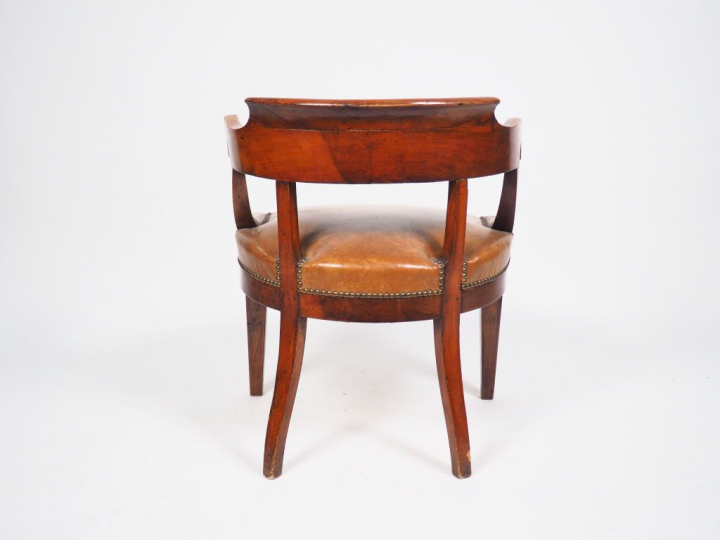 Fauteuil de bureau gondole XIXème en noyer, garniture de cuir marron.