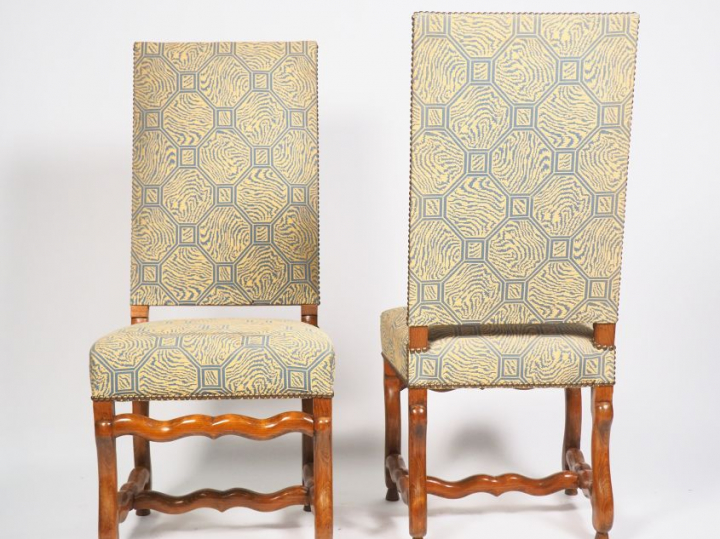 6 chaises de style Louis XIII, garniture de tissu moderne, à décor de 