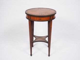 Vente aux enchères Guéridon de style Louis XVI en marqueterie, ouvrant à un tiroir. Dim. 