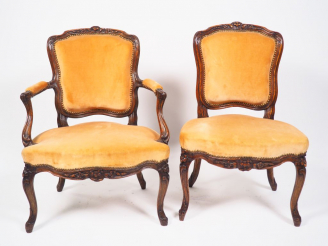 Vente aux enchères Paire de chaises et une paire de fauteuils cabriolet de style Louis XV