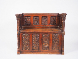 Vente aux enchères Banc de style gothique en noyer mouluré et sculpté, à décor de pilastr