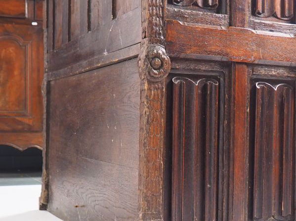 Banc de style gothique en noyer mouluré et sculpté, à décor de pilastr
