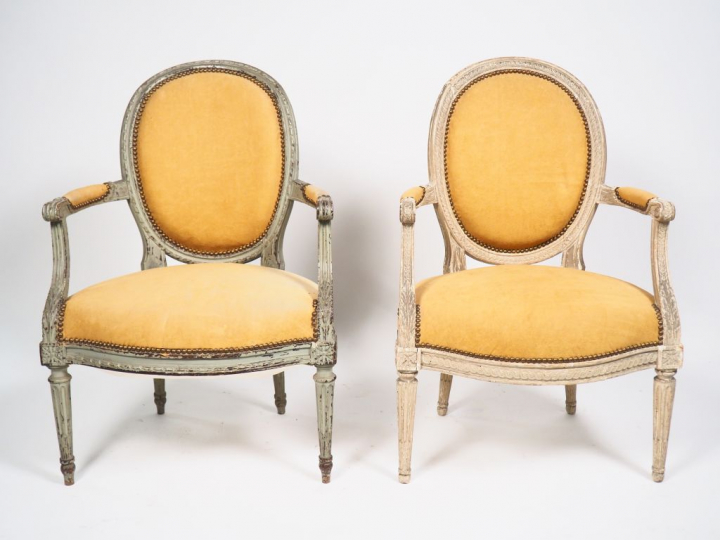 Deux fauteuils cabriolet de style Louis XVI en bois laqué gris, dossie