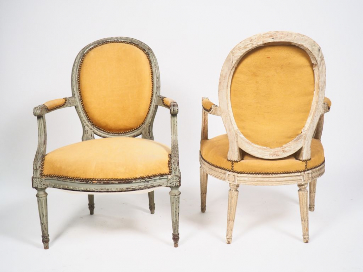 Deux fauteuils cabriolet de style Louis XVI en bois laqué gris, dossie