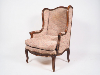 Vente aux enchères Bergère de style Louis XV en noyer mouluré et sculpté à décor de feuil