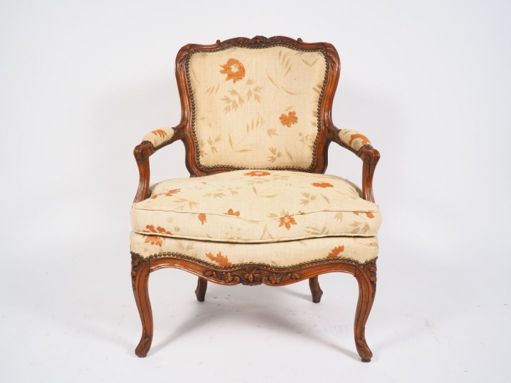 Fauteuil cabriolet de style Louis XV en noyer mouluré et sculpté, à dé