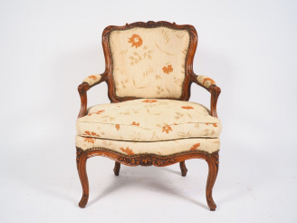 Vente aux enchères Fauteuil cabriolet de style Louis XV en noyer mouluré et sculpté, à dé