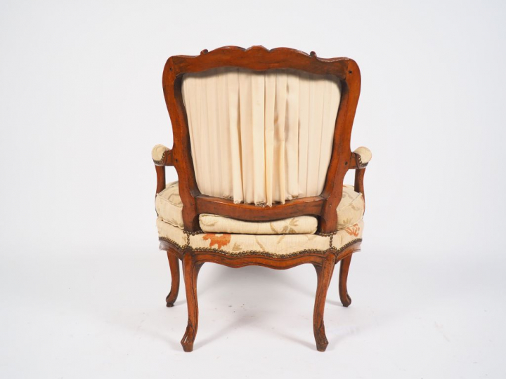 Fauteuil cabriolet de style Louis XV en noyer mouluré et sculpté, à dé