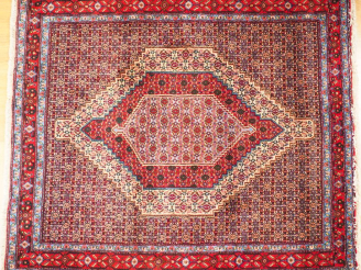 Vente aux enchères Tapis de prière en laine à décor de motifs géométriques et de frises s
