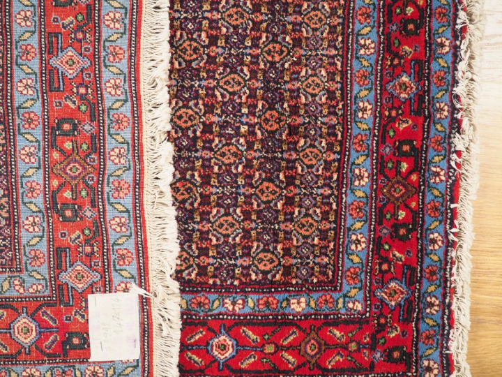 Tapis de prière en laine à décor de motifs géométriques et de frises s