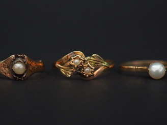 Vente aux enchères Ensemble comprenant :  -	 une bague Napoléon III en or jaune, à décor 