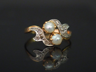 Vente aux enchères Bague Napoléon III de forme stylisée en or jaune, sertie de deux perle