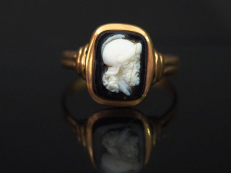 Vente aux enchères Bague Napoléon III en or jaune, sertie en son centre d'un camée figura