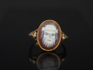 Vente aux enchères Bague XIXème en or jaune, sertie en son centre d'un camée à décor de m