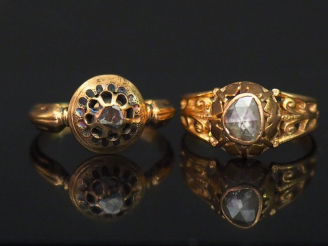 Vente aux enchères Ensemble comprenant :  - une bague XIXème en or jaune, sertie en son c