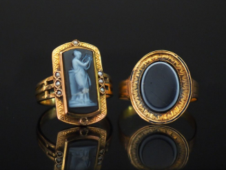 Vente aux enchères Bague XIXème en or jaune et émail noir, sertie en son centre d'une pie