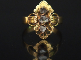 Vente aux enchères Bague XIXème de forme marquise, sertie en son centre d'une ligne de tr