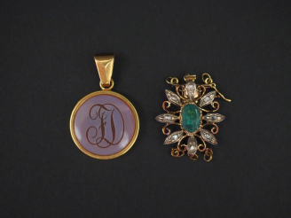 Vente aux enchères Pendentif circulaire en or jaune, serti en son centre d'une intaille à
