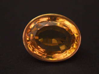 Vente aux enchères Broche en or jaune, sertie en son centre d'un quartz.  Long. 3,2 cm  P