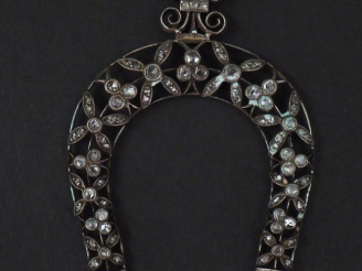 Vente aux enchères Pendentif en forme de fer à cheval en or blanc et petits diamants tail