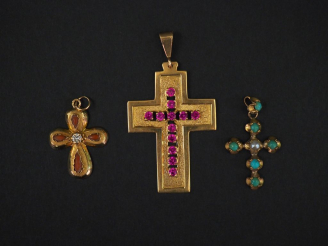 Vente aux enchères Ensemble comprenant :  - un pendentif en forme de croix en or jaune, s