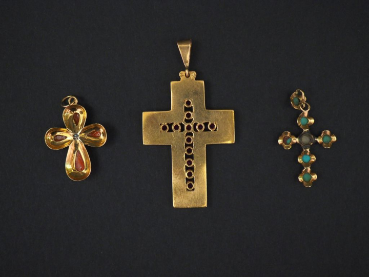 Ensemble comprenant :  - un pendentif en forme de croix en or jaune, s