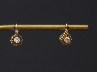 Vente aux enchères Paire de perce-oreilles en or jaune, sertis d'un petit diamant de 0,06