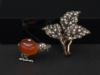 Vente aux enchères Clip de revers en or jaune et argent, en forme de branchage serti de p