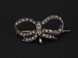 Vente aux enchères Broche/pendentif de style Louis XVI en or jaune et argent, en forme de