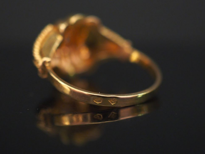 Bague de style 1940 en or jaune, sertie en son centre d’un petit diama