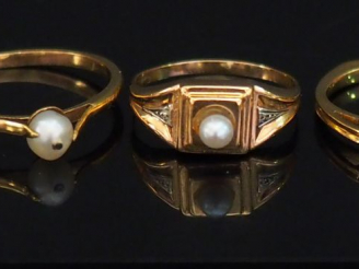 Vente aux enchères Ensemble comprenant :  - 	une bague de style 1940 en or jaune, sertie 
