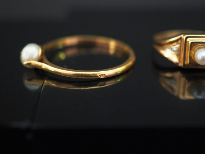 Ensemble comprenant :  - 	une bague de style 1940 en or jaune, sertie 