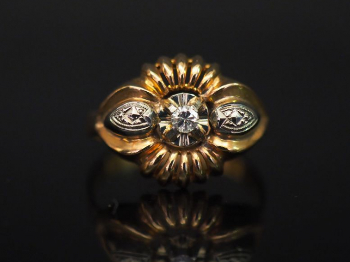 Petite bague en or jaune, à décor ajouré et sertie en son centre d'un 