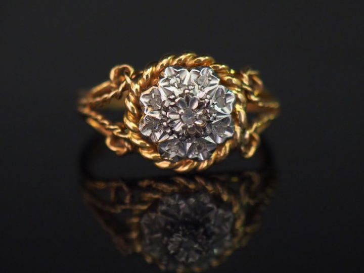 Bague en or jaune, à décor en son centre d'une fleur sertie de petits 