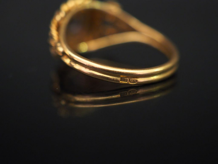 Bague en or jaune, à décor en son centre d'une fleur sertie de petits 