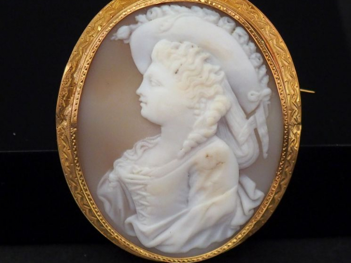 Broche ovale en or jaune, sertie en son centre d’un camée figurant une